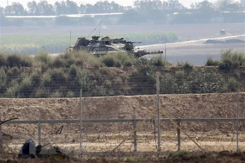Xe quân sự Israel tuần tra tại khu vực giáp giới Dải Gaza sau xung đột với người biểu tình Palestine ngày 1/8/2019. (Nguồn: AFP/TTXVN)
