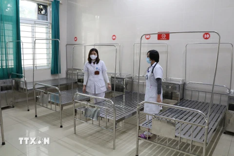 Các bác sỹ, điều dưỡng Bệnh viện Đa khoa tỉnh Ninh Bình kiểm tra giường bệnh tại khu cách ly được chuẩn bị. (Ảnh: Đức Phương/TTXVN)