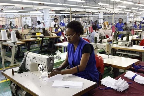 Công nhân tại một nhà máy dệt may tại Nam Phi. (Ảnh: MG)