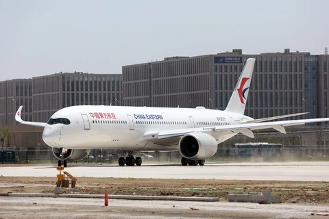 Máy bay của hãng hàng không Trung Quốc China Eastern Airlines tại sân bay quốc tế Đại Hưng ở Bắc Kinh, Trung Quốc. (Nguồn: AFP/TTXVN)
