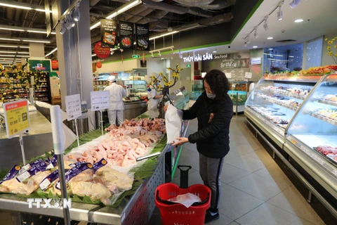 Tại chuỗi siêu thị Vinmart các mặt hàng thực phẩm vẫn dồi dào dù người dân mua sắm thưa thớt. (Ảnh: Thành Đạt/TTXVN)