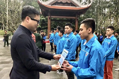 Ông Trần Quang Hưng Phó Bí thư Thành đoàn Hà Nội trao chứng nhận cho các thanh niên tiêu biểu tình nguyện lên đường nhập ngũ Cầu Giấy 2020. (Ảnh: CTV)