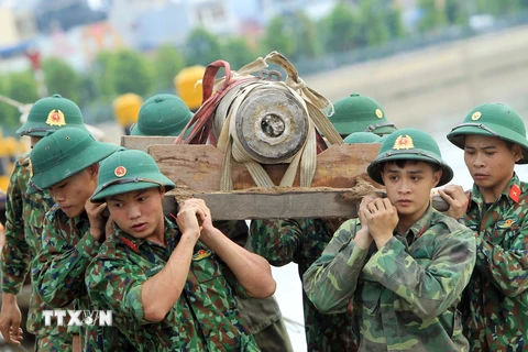 Lực lượng công binh di dời một quả bom sót lại sau chiến tranh tại khu vực cầu mới sông Tam Bạc, quận Hồng Bàng, Hải Phòng tới nơi hủy nổ. Ảnh minh họa. (Ảnh: An Đăng/TTXVN)
