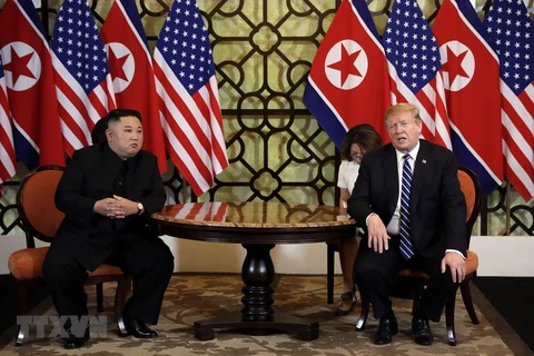 Tổng thống Mỹ Donald Trump (phải) và Chủ tịch Triều Tiên Kim Jong-un trong cuộc gặp riêng tại Hội nghị thượng đỉnh Mỹ-Triều lần hai ở Hà Nội ngày 28/2/2019. (Ảnh: AFP/TTXVN)