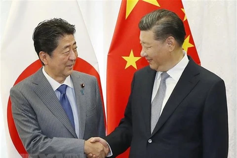 Chủ tịch Trung Quốc Tập Cận Bình (phải) và Thủ tướng Nhật Bản Shinzo Abe (trái) trong cuộc gặp bên lề Diễn đàn Kinh tế phương Đông (EEF) lần thứ 4 tại Vladivostok, Nga ngày 12/9/2018. (Ảnh: AFP/TTXVN)
