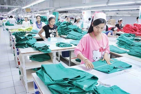 Công nhân may mặc Campuchia. (Nguồn: ki-media.blogspot.com)