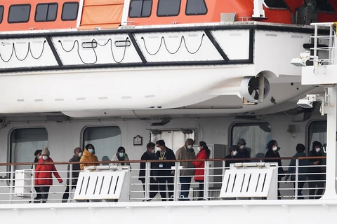 Các hành khách trên tàu du lịch Diamond Princess tại khu vực cách ly cảng Yokohama, Nhật Bản, ngày 14/2. (Ảnh: AFP/TTXVN)