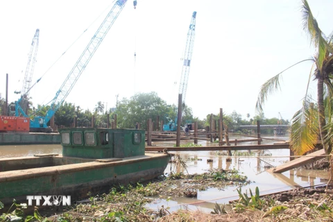 Thi công đắp đập tạm ngăn mặn trên sông Ba Lai ở Bến Tre. (Nguồn: TTXVN)