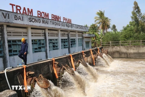 Trạm bơm Bình Phan bơm đưa nước về phục vụ trà lúa Đông Xuân các huyện Chợ Gạo, Gò Công Tây, tỉnh Tiền Giang. (Nguồn: TTXVN)