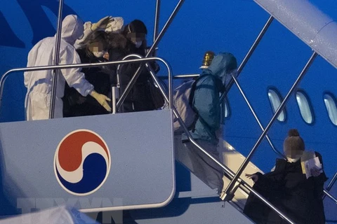 Máy bay sơ tán các công dân Hàn Quốc khỏi Vũ Hán, Trung Quốc về tới sân bay quốc tế Gimpo ở Seoul. (Ảnh: Yonhap/TTXVN)