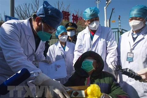 Bệnh nhân nhiễm COVID-19 xuất viện sau khi được chữa khỏi tại bệnh viện dã chiến ở Vũ Hán, tỉnh Hồ Bắc, Trung Quốc, ngày 18/2/2020. (Nguồn: THX/TTXVN)