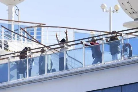 Hành khách trên du thuyền Diamond Princess tại cảng Yokohama, Nhật Bản ngày 13/2/2020. (Ảnh: Kyodo/TTXVN)