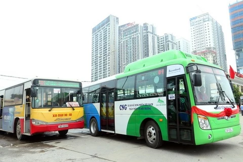 Xe buýt sử dụng khí CNG tuyến Bến xe Mỹ Đình-Sơn Tây. (Ảnh: Huy Hùng/TTXVN)