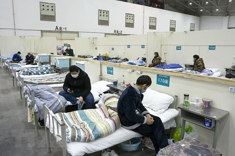 Bệnh nhân nhiễm COVID-19 được điều trị tại bệnh viện dã chiến ở Vũ Hán, tỉnh Hồ Bắc, Trung Quốc, ngày 10/2/2020. (Nguồn: THX/TTXVN)
