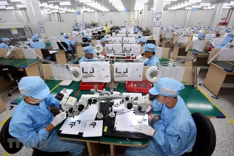 Dây chuyền sản xuất, kiểm tra các bản mạch điện tử dạng dẻo, nhiều lớp tích hợp của Công ty TNHH Young Poong Electronics VINA tại khu công nghiệp Bình Xuyên II, Vĩnh Phúc. (Ảnh: Danh Lam/TTXVN)