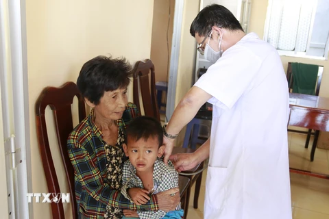 Bác sỹ Trạm xá quân dân y Vĩnh Gia khám bệnh cho người dân xã Vĩnh Gia, huyện Tri Tôn, tỉnh An Giang. (Ảnh: Công Mạo/TTXVN)