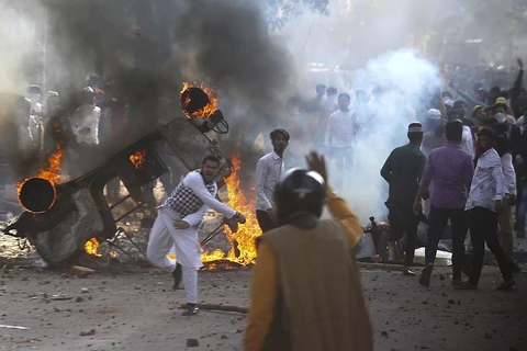 Người biểu tình phản đối Luật Quốc tịch sửa đổi (CAA) đốt phá các phương tiện giao thông tại New Delhi, Ấn Độ, ngày 24/2/2020. (Ảnh: THX/TTXVN)