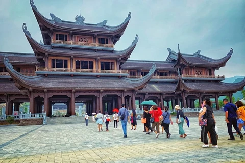 Du khách tham quan chùa Tam Chúc. (Nguồn: Vietnam+)