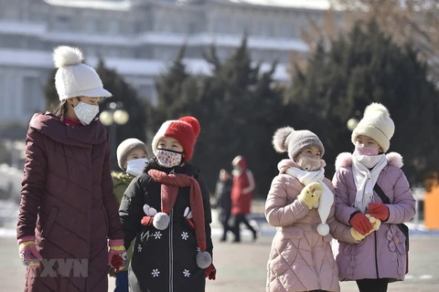 Người dân đeo khẩu trang đề phòng lây nhiễm COVID-19 tại Bình Nhưỡng, Triều Tiên. (Ảnh: AFP/TTXVN)