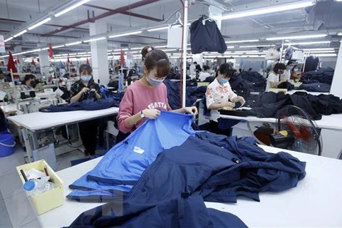 Công nhân sản xuất sản phẩm may mặc tại Công ty cổ phần may và dịch vụ Hưng Long (huyện Mỹ Hào, Hưng Yên). (Ảnh: Phạm Kiên/TTXVN)