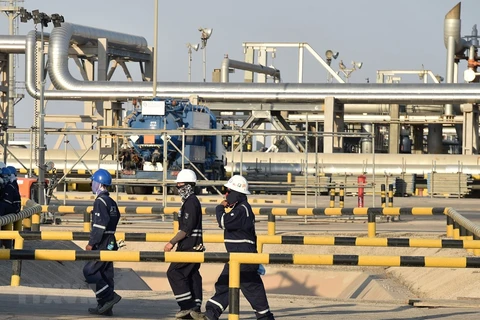 Công nhân công ty dầu Aramco làm việc tại nhà máy chế dầu Abqaiq của Saudi Arabia. (Nguồn: AFP/TTXVN)