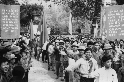 Hưởng ứng phong trào Thanh niên “Ba sẵn sàng”, thanh niên Hà Tây nô nức lên đường chiến đấu (tháng 8/1964), sau khi Mỹ mở rộng đánh phá bằng không quân ra miền Bắc trong kháng chiến chống Mỹ, cứu nước. (Ảnh: Kim Hùng/TTXVN)