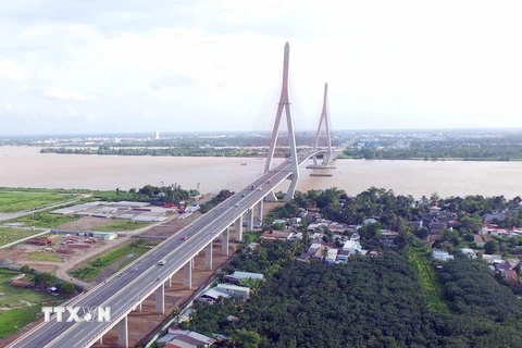 Cầu Cần Thơ là cầu dây văng đầu tiên xây dựng qua dòng sông Hậu, nối thành phố Cần Thơ và tỉnh Vĩnh Long, là cầu dây văng có nhịp chính dài nhất Đông Nam Á (550m). (Ảnh: Mạnh Linh/TTXVN)