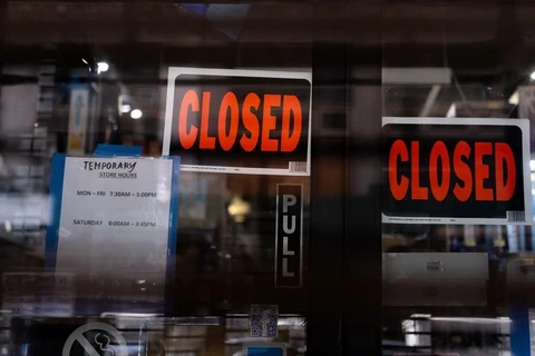 Một cửa hàng phải đóng cửa do lệnh phong tỏa nhằm chống dịch COVID-19 tại Manhattan, New York, Mỹ. (Ảnh: Reuters)