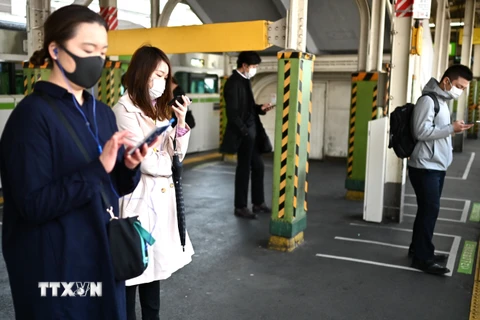  Người dân đeo khẩu trang phòng lây nhiễm COVID-19 tại Tokyo, Nhật Bản, ngày 8/4/2020. (Ảnh: AFP/TTXVN)