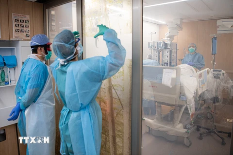 Nhân viên y tế điều trị cho bệnh nhân mắc COVID-19 tại một bệnh viện ở Barcelona, Tây Ban Nha ngày 9/4/2020. (Ảnh: THX/TTXVN)