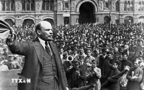 Lãnh tụ V.I.Lenin phát biểu trước người dân tại Petrograd năm 1917. (Ảnh: Tư liệu/TTXVN)