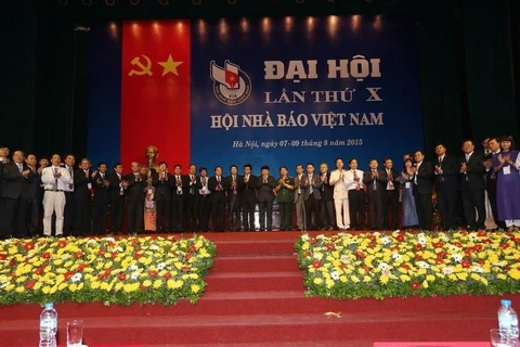 Ban Chấp hành Hội Nhà báo Việt Nam khoá X ra mắt Đại hội. (Ảnh: Trí Dũng/TTXVN)