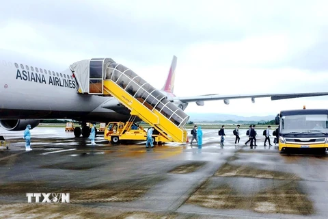 Chuyến bay chở 240 chuyên gia Hàn Quốc hạ cánh sân bay Vân Đồn an toàn. (Nguồn: TTXVN)