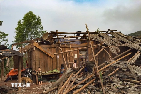 Mưa lớn, gió lốc khiến nhiều nhà dân tại huyện Nậm Pồ (Điện Biên) bị tốc mái và đổ sập. (Nguồn: TTXVN)