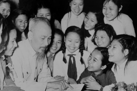 Học sinh trường Trung học Trưng Vương (Hà Nội) đến chúc mừng sinh nhật Chủ tịch Hồ Chí Minh (19/5/1956). (Nguồn: TTXVN)
