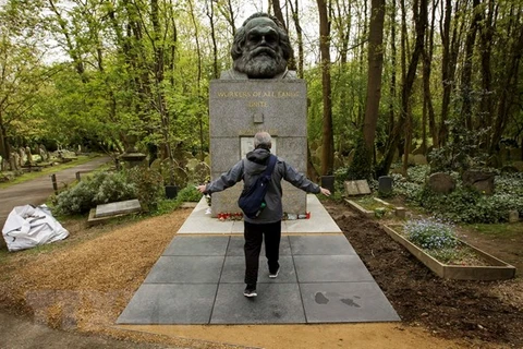 Người dân thăm mộ Karl Marx tại nghĩa trang Highgate ở London, Anh. (Nguồn: THX/TTXVN)