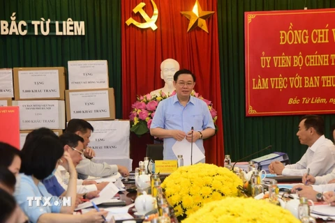 Bí thư Thành ủy Hà Nội Vương Đình Huệ chủ trì buổi làm việc với Ban Thường vụ Quận ủy Bắc Từ Liêm. (Ảnh: Văn Điệp/TTXVN)