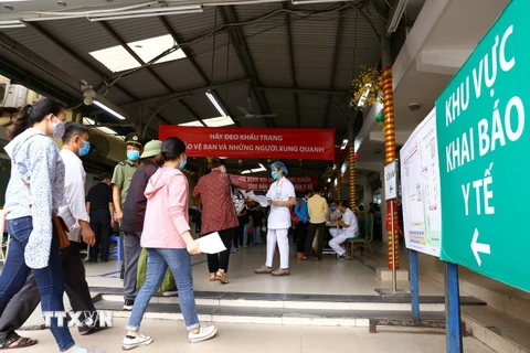 Khu vực khai báo y tế đối với bệnh nhân và người nhà khi đến Bệnh viện Bạch Mai. (Ảnh: Minh Quyết/TTXVN)