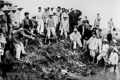 Chủ tịch Hồ Chí Minh đến thăm và tham gia tát nước chống hạn cùng nông dân xã Đại Thanh, Hà Đông (nay là Hà Nội), ngày 12/1/1958. (Ảnh: Tư liệu/TTXVN) 