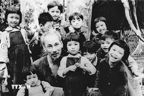 Bác Hồ đến thăm trường mẫu giáo nội trú đầu tiên của quân đội tại Việt Bắc nhân dịp sinh nhật của Người, ngày 19/5/1953. (Ảnh: Tư liệu/TTXVN)