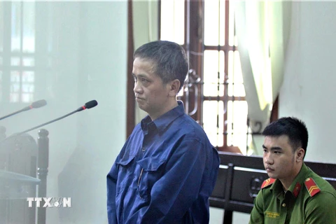 Bị cáo Nguyễn Tiến Dũng (sinh năm 1971), nguyên là nhân viên Trung tâm Hỗ trợ xã hội Thành phố, thuộc Sở Lao động-Thương binh và Xã hội Thành phố Hồ Chí Minh tại phiên tòa. (Ảnh: TTXVN)