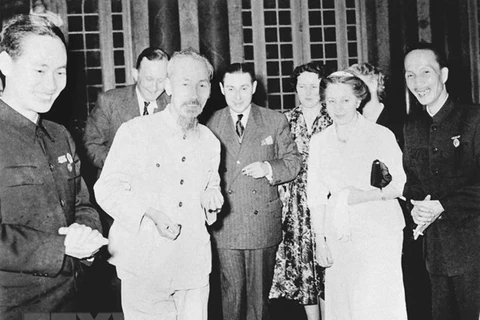 Chủ tịch Hồ Chí Minh tiếp Đoàn đại biểu phong trào Hòa bình Pháp thăm Việt Nam (15/3/1955). (Ảnh: Tư liệu/TTXVN)