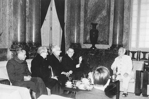 Chủ tịch Hồ Chí Minh tiếp Đoàn đại biểu nhân sĩ trí thức Mỹ phản đối chiến tranh ở Việt Nam (17/1/1967). (Ảnh: Tư liệu TTXVN)