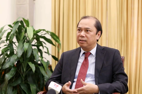 Thứ trưởng Bộ Ngoại giao Nguyễn Quốc Dũng, Trưởng SOM ASEAN Việt Nam trả lời phỏng vấn Thông tấn xã Việt Nam về các hoạt động chung của ASEAN 2020. (Ảnh: Văn Điệp/TTXVN)