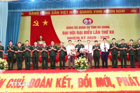 Lãnh đạo Quân khu 2 và Thường trực Tỉnh ủy Hà Giang tặng hoa Ban Chấp hành Đảng bộ Quân sự tỉnh Hà Giang nhiệm kỳ 2020-2025. (Ảnh: Minh Tâm/TTXVN)