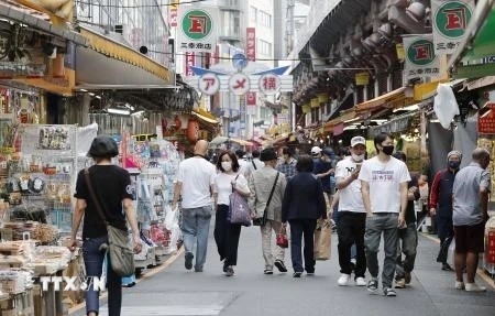Người dân di chuyển trên đường phố tại Tokyo, Nhật Bản ngày 25/5/2020. (Nguồn: Kyodo/ TTXVN)
