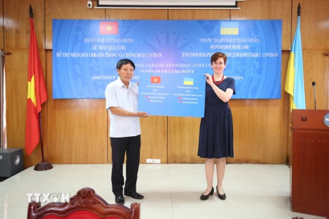 Chủ tịch Hội hữu nghị Việt Nam-Ukraine Đặng Văn Chiến trao tặng món quà tình nghĩa cho bà Nataliya Zhykina, Đại biện lâm thời Đại sứ quán Ukraine tại Việt Nam. (Nguồn: TTXVN)