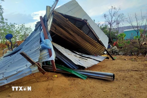Lốc xoáy gây thiệt hại nhà cửa của người dân xã Phước Thắng, huyện Bác Ái (Ninh Thuận). (Nguồn: TTXVN)