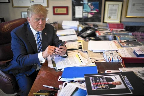 Ông Trump thể hiện kỹ năng tweet của mình trong văn phòng tại Trump Tower ở New York, ngày 29/9/2015. (Nguồn: The New York Times)