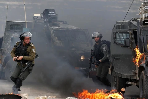 Binh sỹ Israel được triển khai để đối phó với người biểu tình Palestine tại khu vực ngoại ô Ramallah, Bờ Tây, ngày 27/3. (Nguồn: AFP/TTXVN)